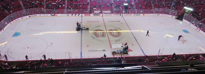 Dnes je to při hokejových utkáních samozřejmost. První stroj - rolba na úpravu ledu se zrodila před 75 lety. Zkonstruoval ji Frank Zamboni v Paramountu ve Spojených státech. Foto: Wikimedia Commons, Calle Eklund V-wolf, CC BY-SA 3.0