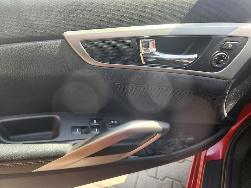 Hyundai Veloster (2011) 1.6-NAVI-KAMERA-PANORAMA - fotka 9 z 12