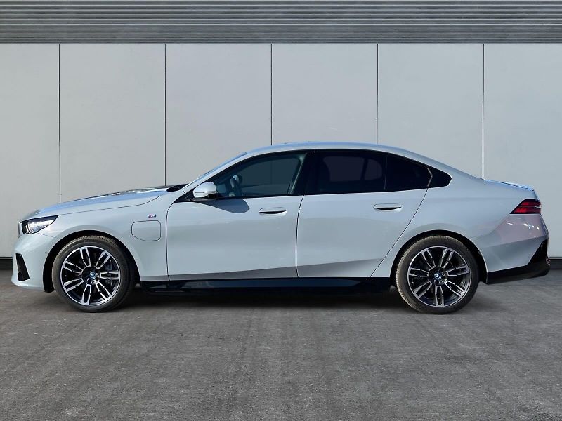 BMW Řada 5 (2024) 550e xDrive 360kW V6 M SPORT - fotka 2 z 21
