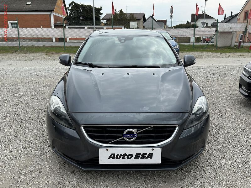 Volvo V40 (2014) 1.6 D, AC, tempo, park.čidla - fotka 2 z 16