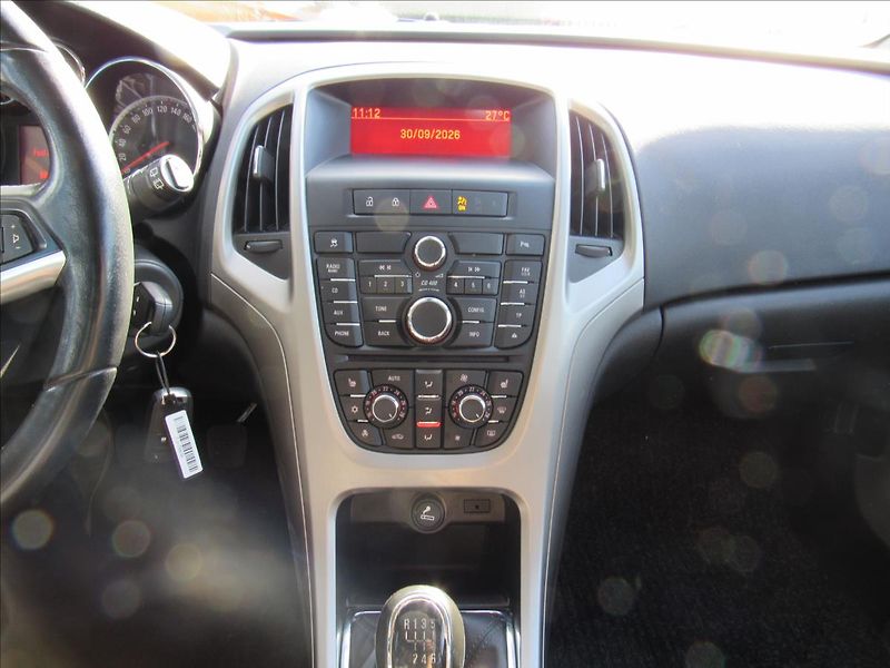 Opel Astra 1,4 Turbo 103kW - fotka 15 z 32