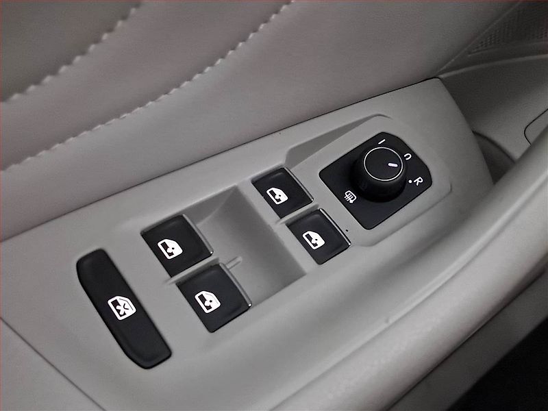 Volkswagen Passat (2020) 2.0 TDI, Automat, Kůže, Navi - fotka 19 z 21