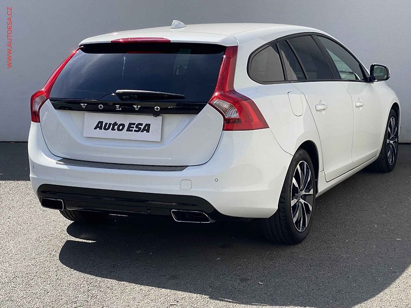 Volvo V60 (2017) 2.0 D, AT, LED, kamera - fotka 4 z 19
