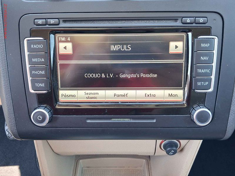 Volkswagen Touran (2014) 2.0 TDi, DSG, bixen, panor - fotka 15 z 23