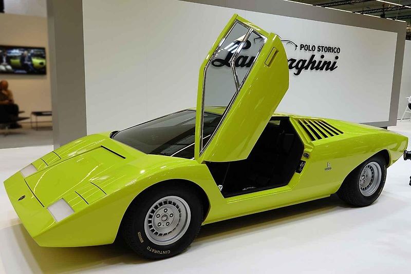 Bylo to první Lamborghini, které svým jménem vybočilo z řady. Lamborghini Countach se stal ikonický vozem 80. a 90. let minulého století.