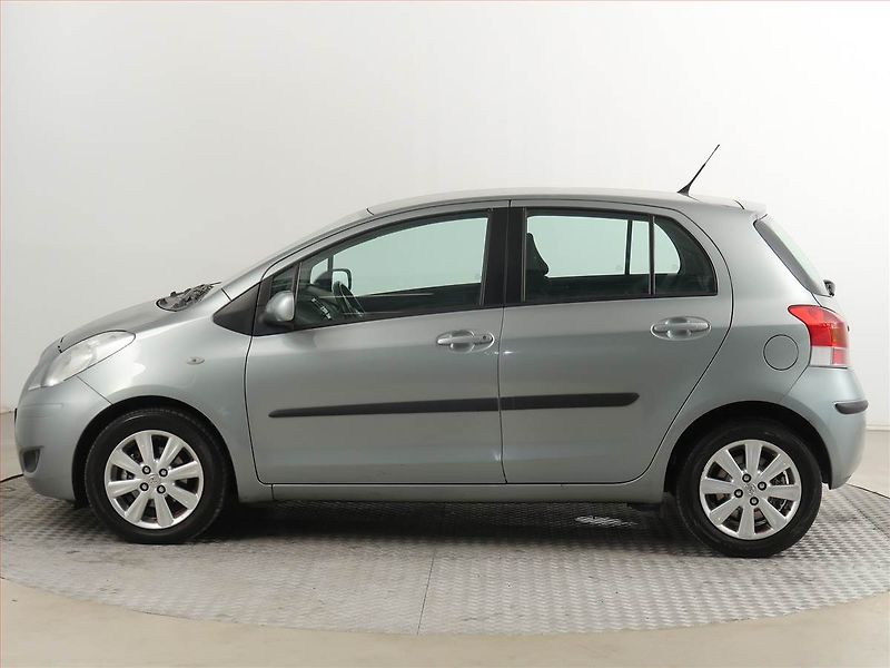 Toyota Yaris (2009) 1.33 Dual VVT-i, Serv.kniha - fotka 3 z 18