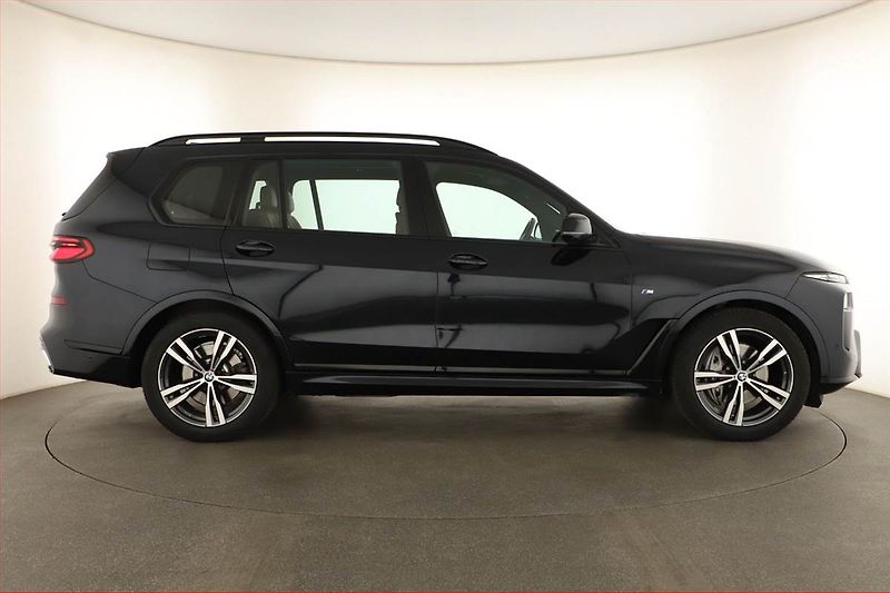 BMW X7 (2023) xDrive40d - fotka 6 z 20