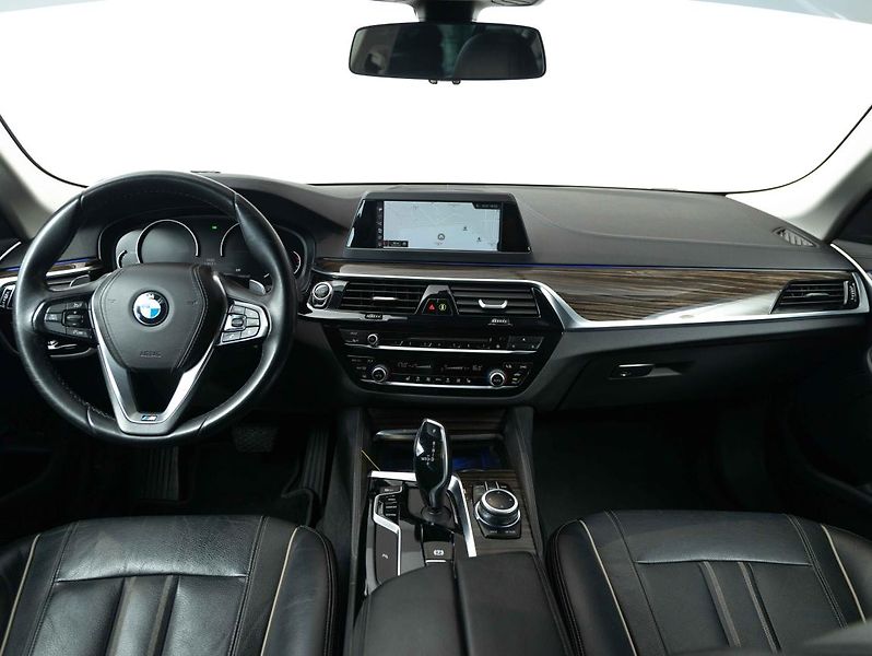 BMW Řada 5 520d xDrive - fotka 11 z 22
