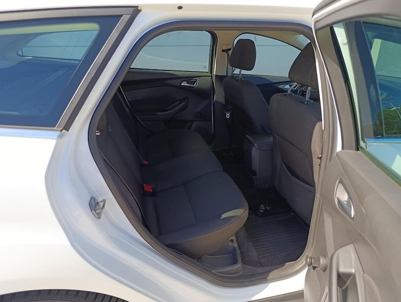 Ford Focus 1.0 ECOBOOST TREND ČR 1.MAJ  - fotka 13 z 27