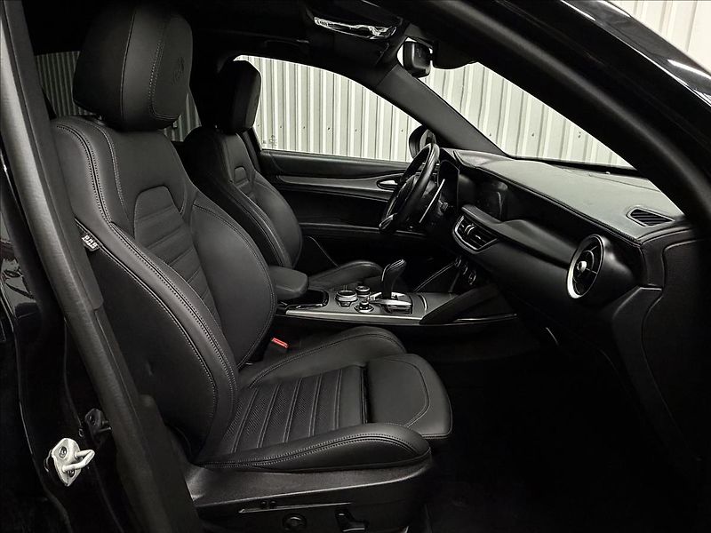 Alfa Romeo Stelvio VELOCE 154kW Q4 PANO H&K R21 - fotka 39 z 42