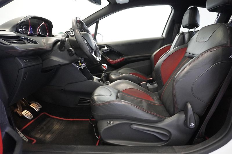 Peugeot 208 1,6 GTI 147kW THP - fotka 11 z 29