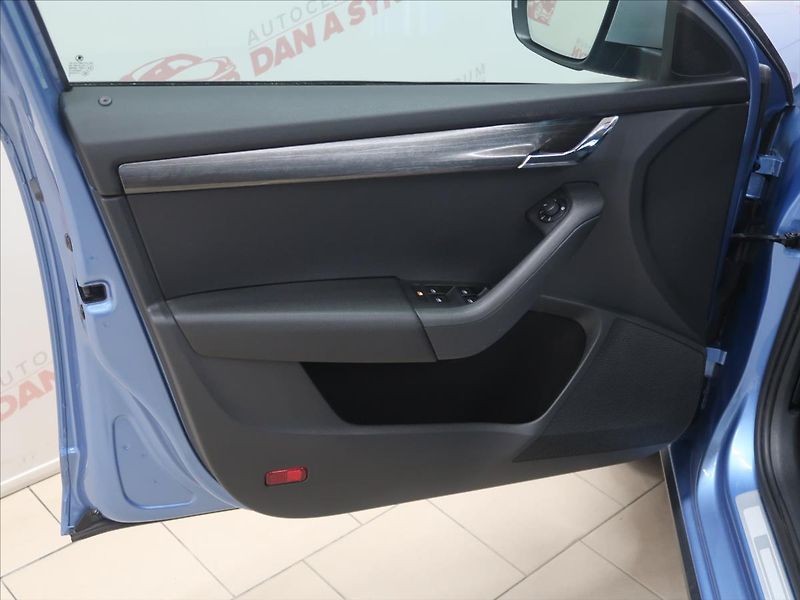 Škoda Octavia 2,0 TDI 135KW DSG SCOUT TOP! - fotka 10 z 39