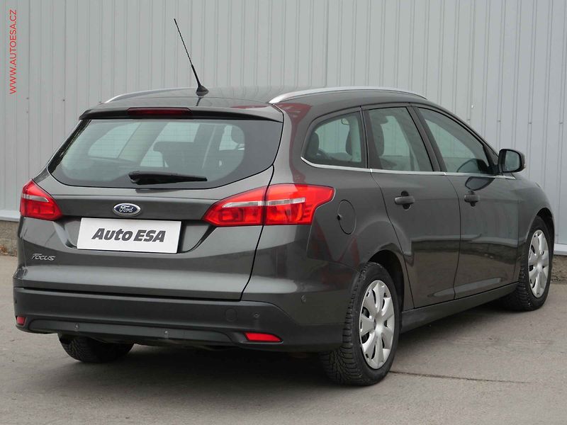 Ford Focus (2014) 1.6 TDCi, ČR, AC, TZ, park - fotka 4 z 20