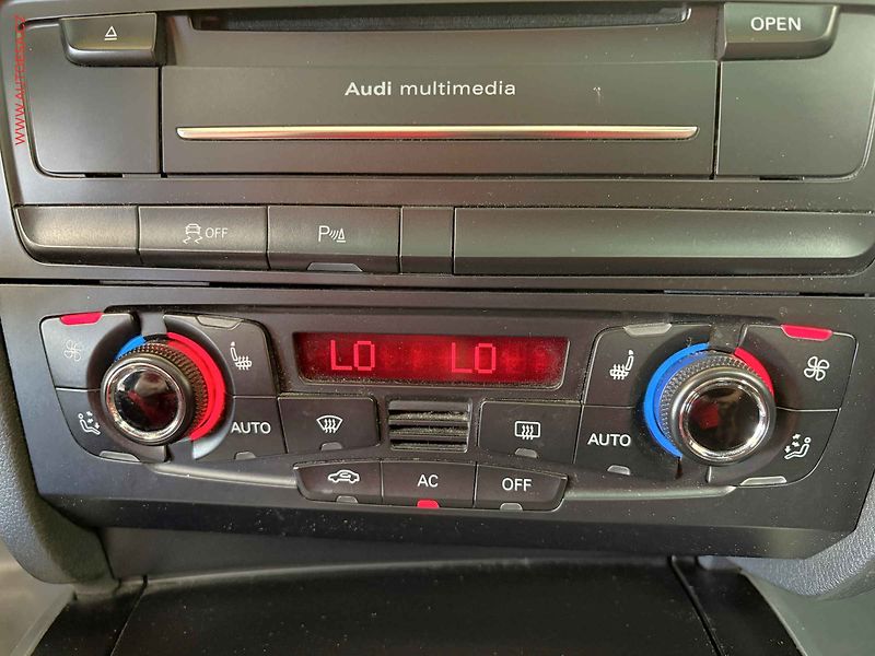 Audi A4 (2010) 2.0 TDi, S-line, bixen, +ALU - fotka 15 z 19
