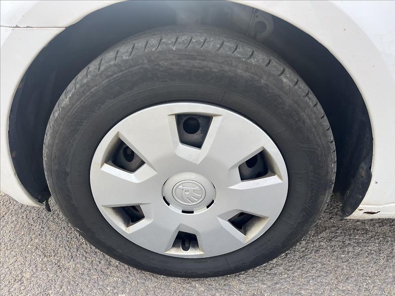 Škoda Octavia 1,6 TDi KLIMA ROZVODY TAŽNÉ - fotka 30 z 30