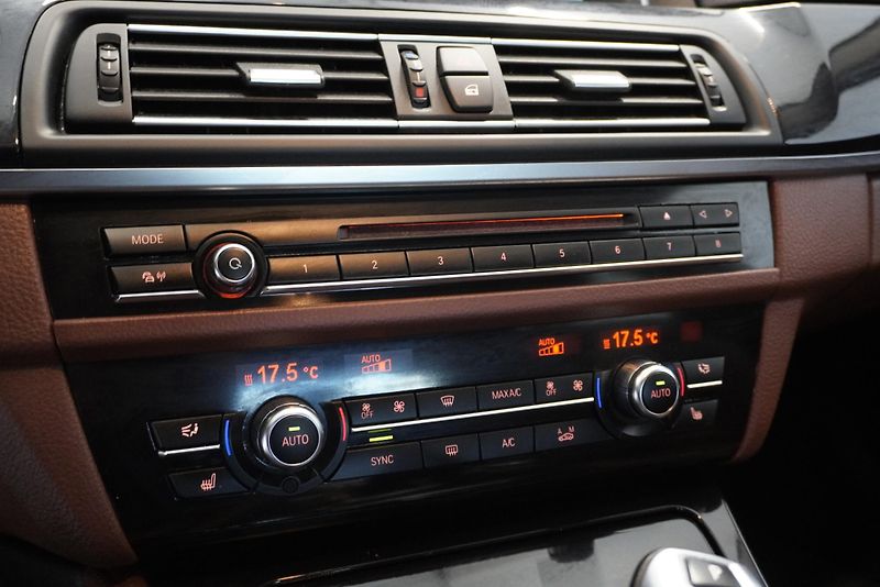 BMW Řada 5  3,0 XDRIVE FACELIFT AUTOMAT - fotka 16 z 29
