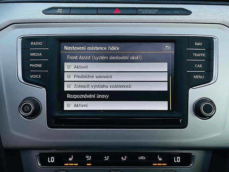 Volkswagen Passat 2.0TDI AUTOMAT KAMERY SERVISKA - fotka 44 z 49
