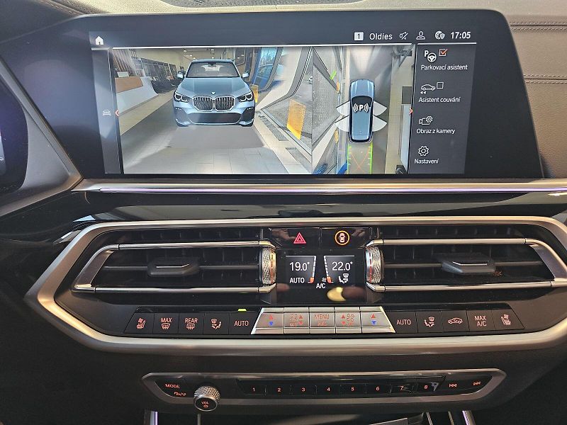BMW X5 M50i - fotka 32 z 36