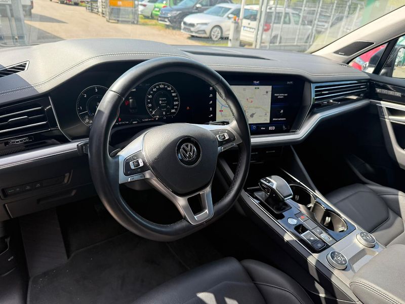 Volkswagen Touareg R-Line 3.0TDI 210kW A8 4x4 - fotka 10 z 24