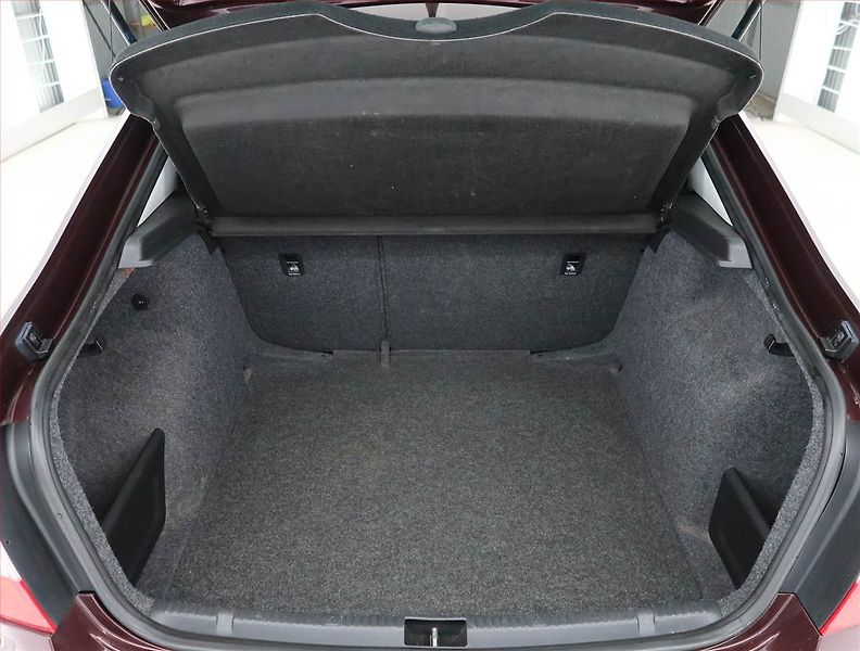 Škoda Rapid (2013) 1.2 TSI, Vyhř. sedaček - fotka 13 z 18