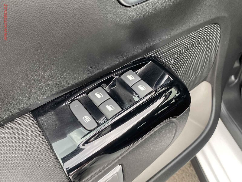 Citroën C3 (2022) 1.2 PT, Shine, LED, navi - fotka 13 z 17