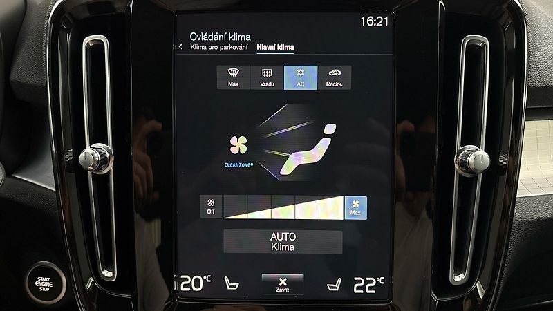 Volvo XC40 2.0 B4 AUT AWD Momentum Pro - fotka 26 z 29