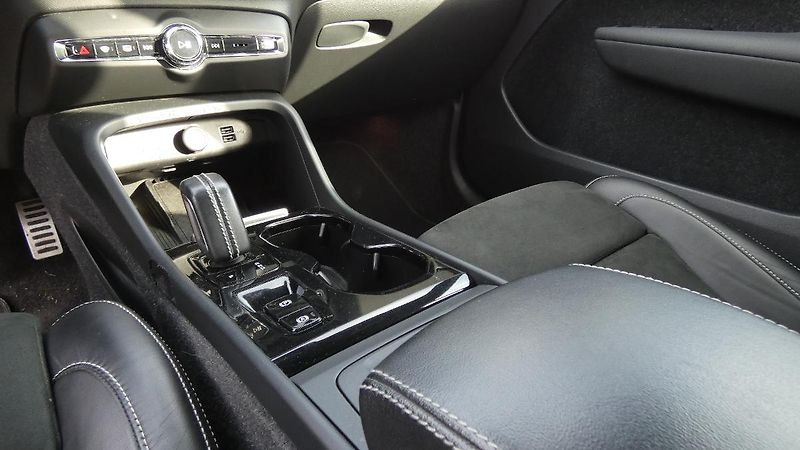 Volvo XC40 B4 AWD R-Design - fotka 6 z 21