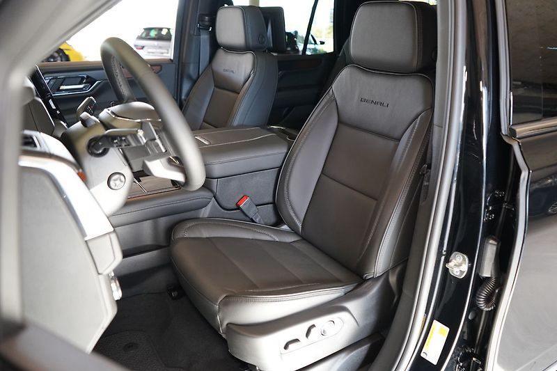 GMC Yukon (2026) Denali 6.2 V8 - fotka 17 z 59