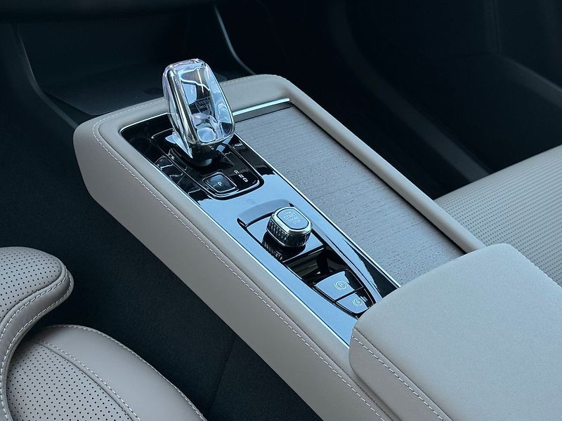Volvo XC90 PLUS T8 360°, VENTILACE, 335kW - fotka 12 z 23