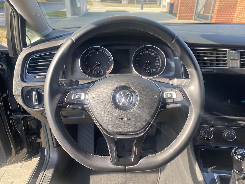 Volkswagen Golf 1.6TDi,PLNÁ VÝB.SUPER STAV!! - fotka 22 z 48