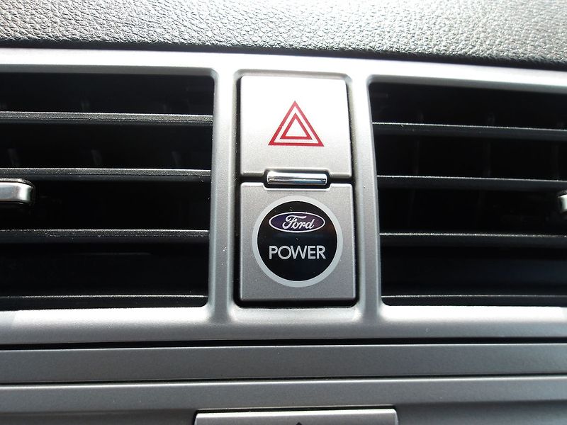 Ford Kuga 2,0TDCi 100 kW ! TITANIUM ! - fotka 20 z 29