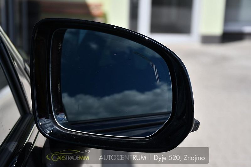 Volvo XC60 2.0T8 R-Desing RECHARGE - fotka 49 z 54