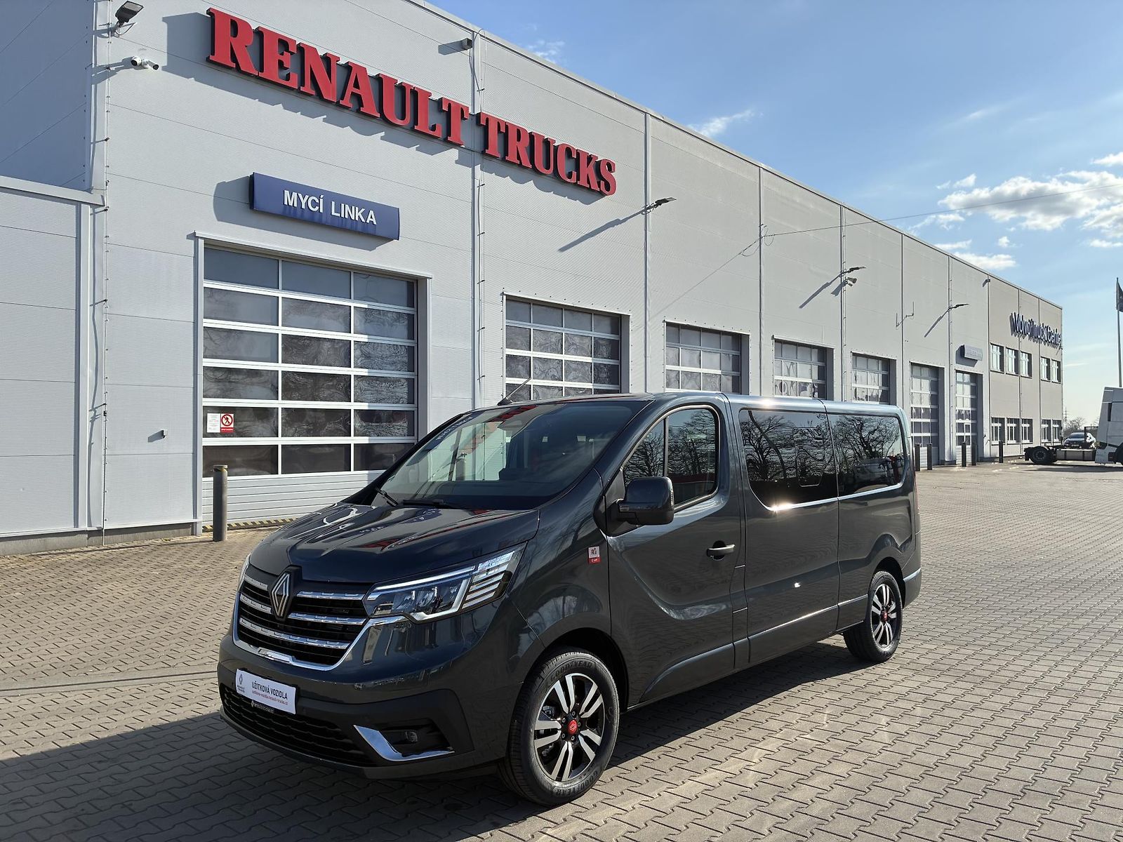 Renault Trafic COMBI L2H1 170k AT9 RED 8 MÍST