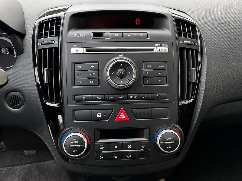 Kia Ceed 2,0 CRDi(103kW)*STK DO 8/2028* - fotka 10 z 15