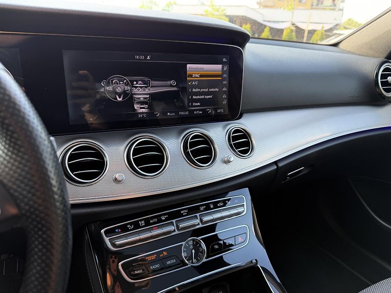 Mercedes-Benz Třídy E 220d 143 kw/AMG line - fotka 20 z 23