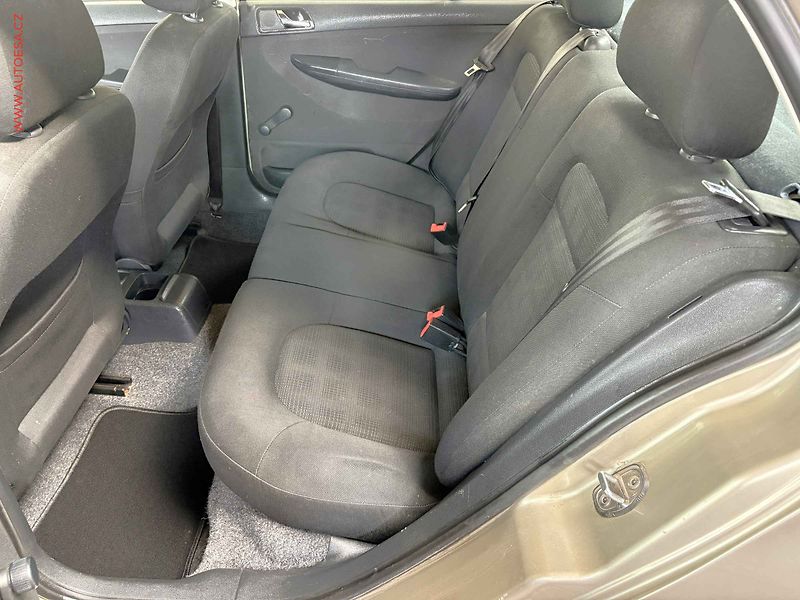 Škoda Fabia (2006) 1.4 i, AC, výhřev sed - fotka 10 z 13