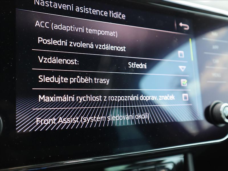 Škoda Superb 2,0 TDI DSG ACC DCC Kamera LED - fotka 25 z 58
