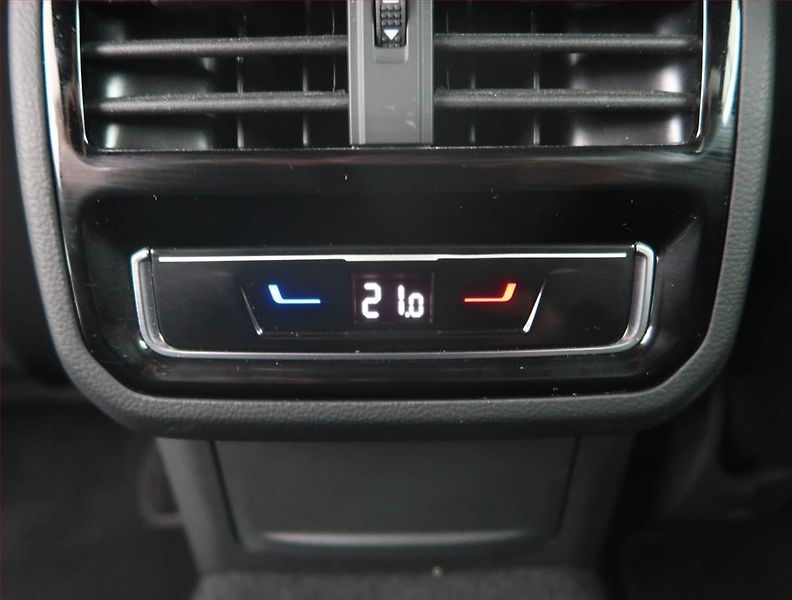 Volkswagen Passat (2022) R-Line 2.0 TSI - fotka 18 z 23