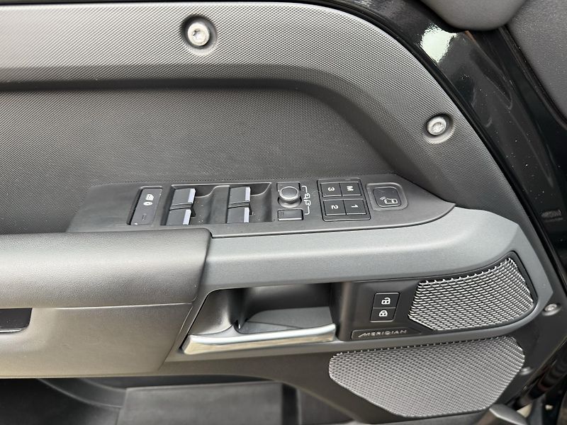 Land Rover Defender D300-R DYNAMIC-BLACK-R22 - fotka 15 z 41