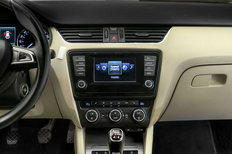 Škoda Octavia Combi 2,0TDI 4x4 Navi kůže - fotka 16 z 19