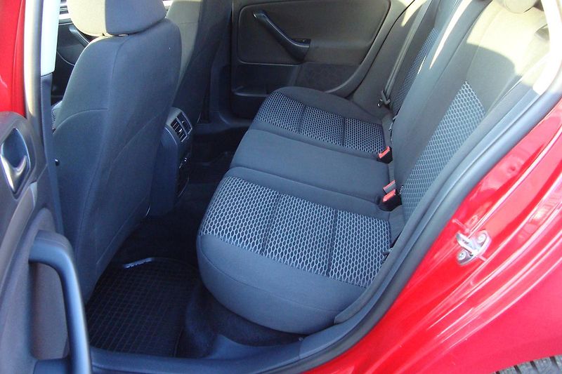 Volkswagen Golf (2011) VI.1.6TDi,ČR,S.kn1.MajSTK 8/27 - fotka 34 z 67