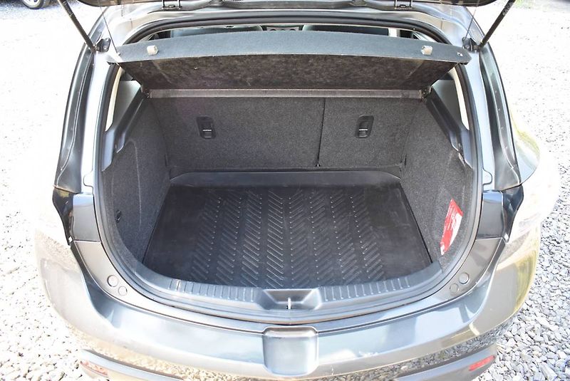 Mazda 3 1,6 16V SPORT,1.M,TOP VÝBAVA - fotka 17 z 18