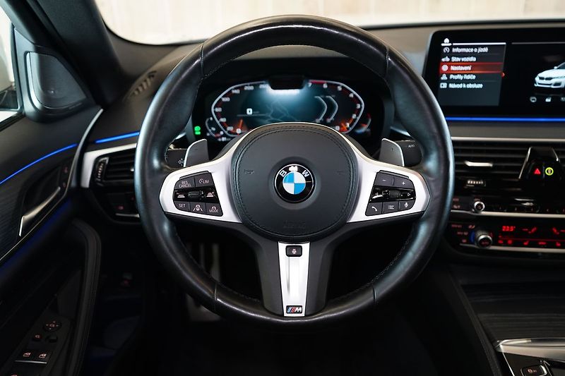 BMW Řada 5 M550i xDrive, Nezávislé, Laser - fotka 26 z 50