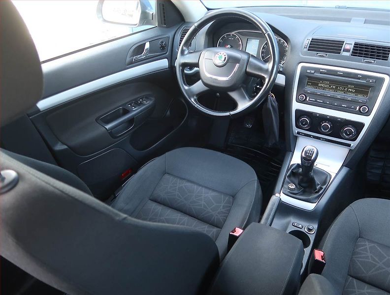 Škoda Octavia (2011) Ambiente 1.2 TSI, Serv.kniha - fotka 7 z 16