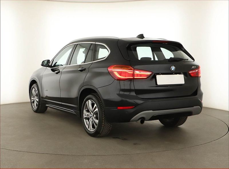 BMW X1 (2017) sDrive18i, ČR,1.maj - fotka 4 z 18