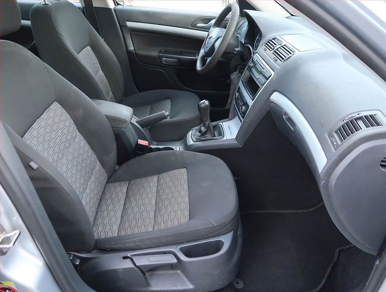 Škoda Octavia (2009) 2.0 TDI, po STK, rezervace - fotka 9 z 14