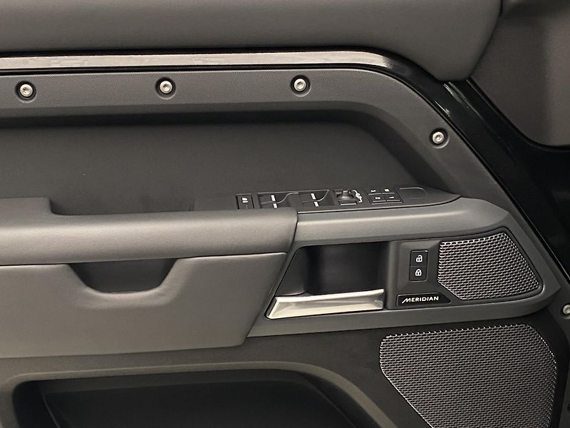 Land Rover Defender 110 P400 X-DYNAMIC REZERVACE - fotka 28 z 49