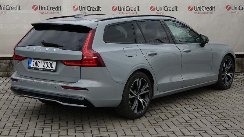 Volvo V60 B4 benzin Plus Dark DCT - fotka 3 z 24