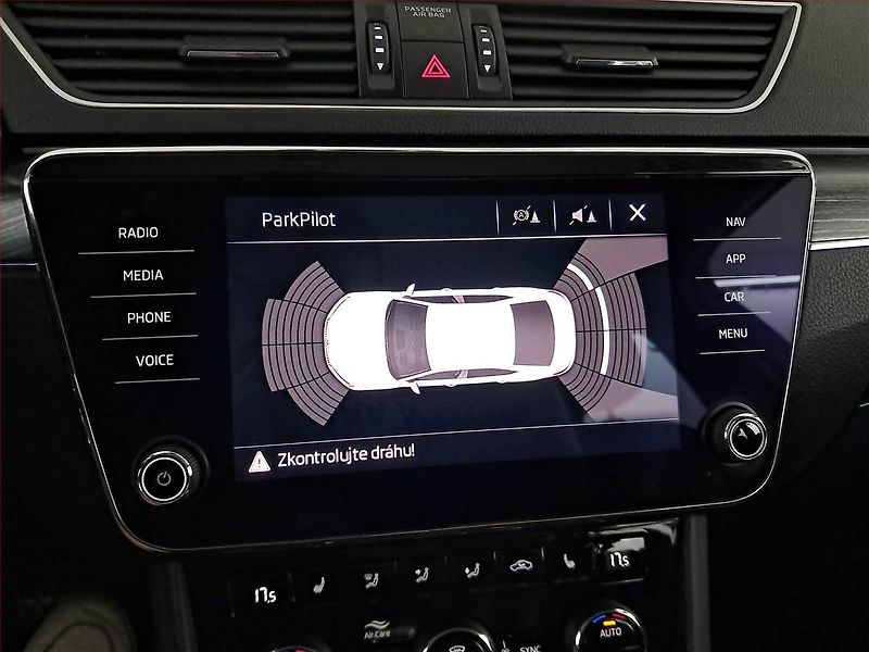 Audi A3 (2017) 1.6 TDI, Xenony, Park. senzory - fotka 17 z 19