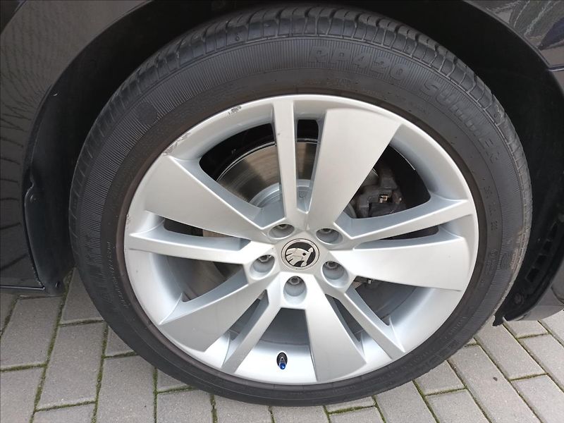 Škoda Superb 2,0 TDI,110KW,NAVI,VÝHŘEV, - fotka 23 z 41